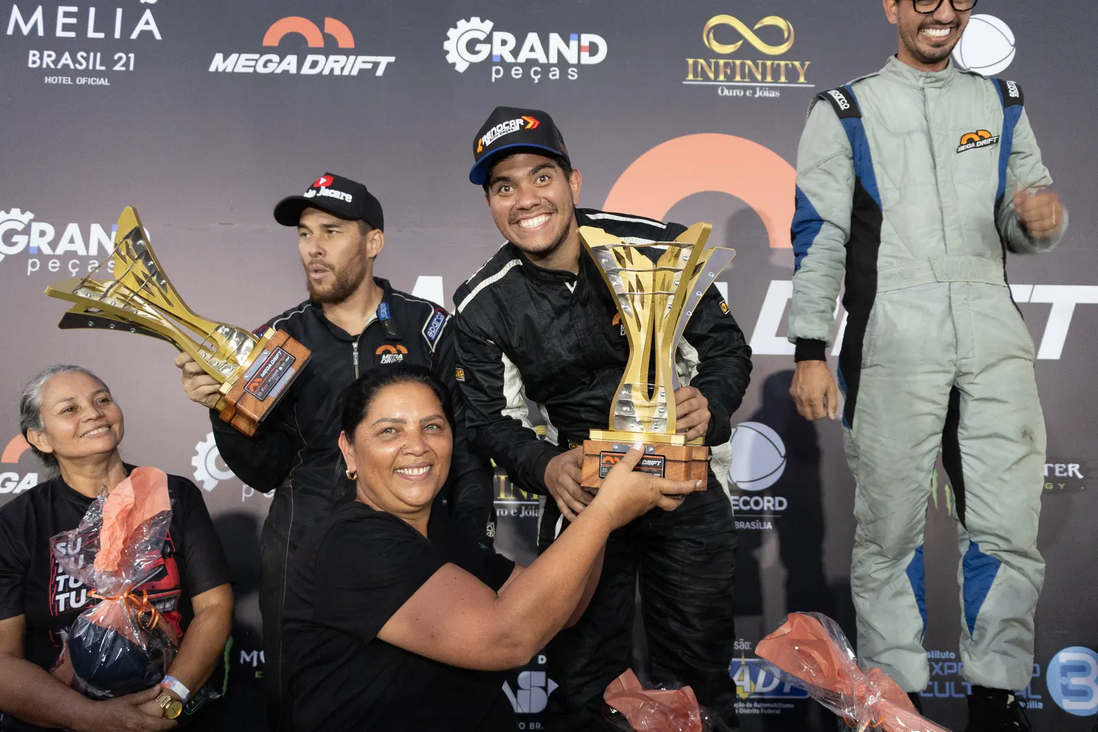 Piloto comemorando com troféu