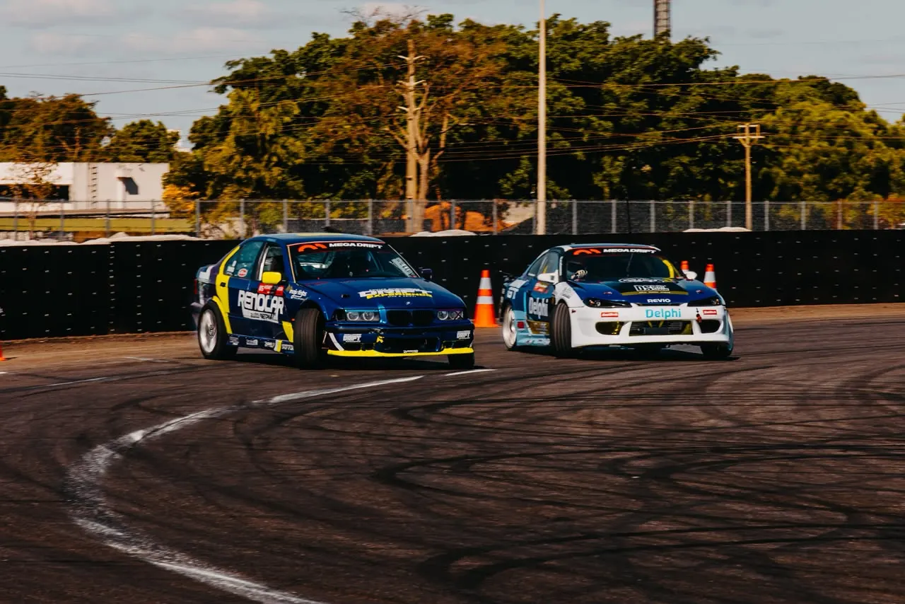 Dupla em drift na curva