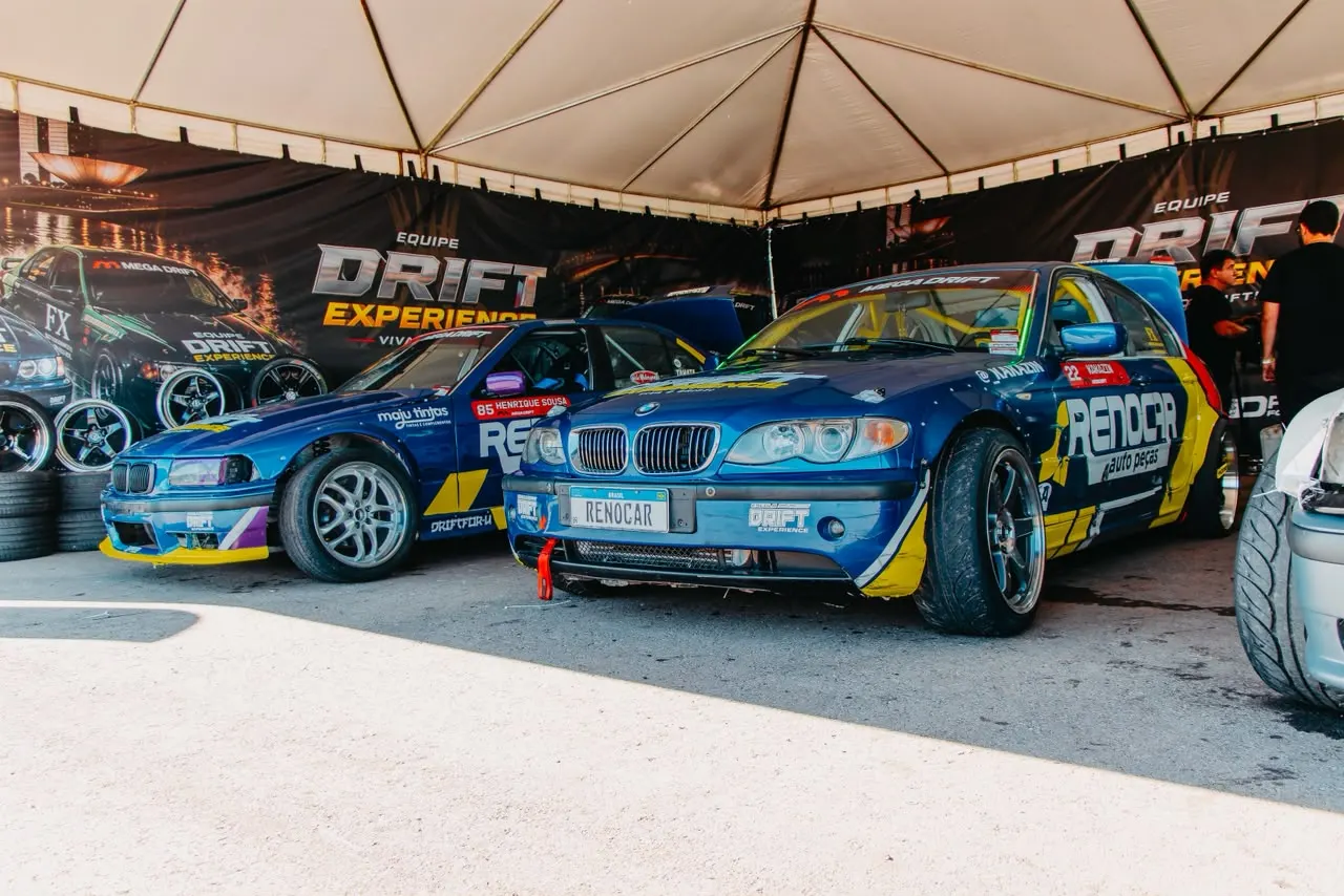 Carros lado a lado